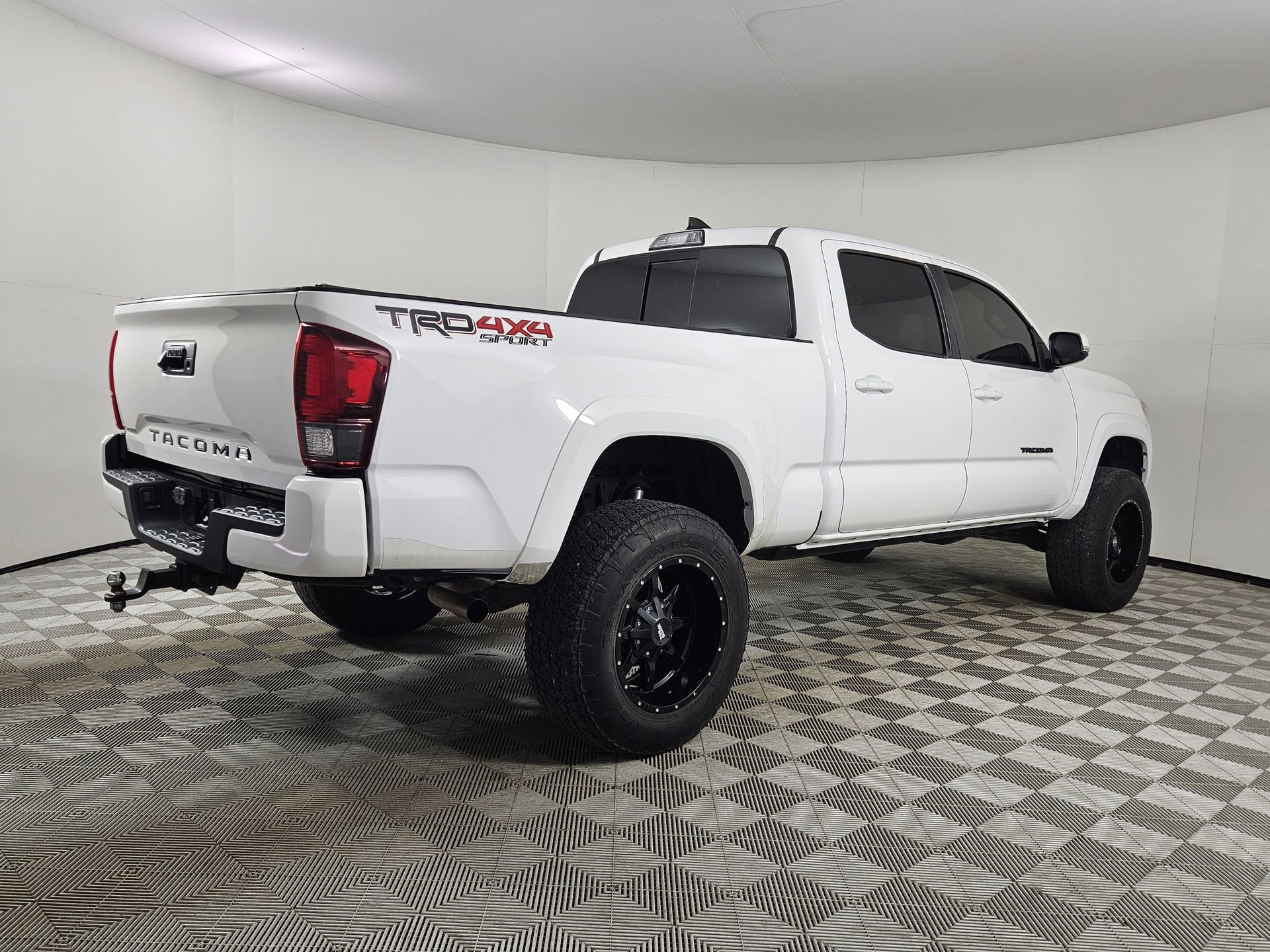 Used 2018 Toyota Tacoma TRD Sport AWD/4WD image 7
