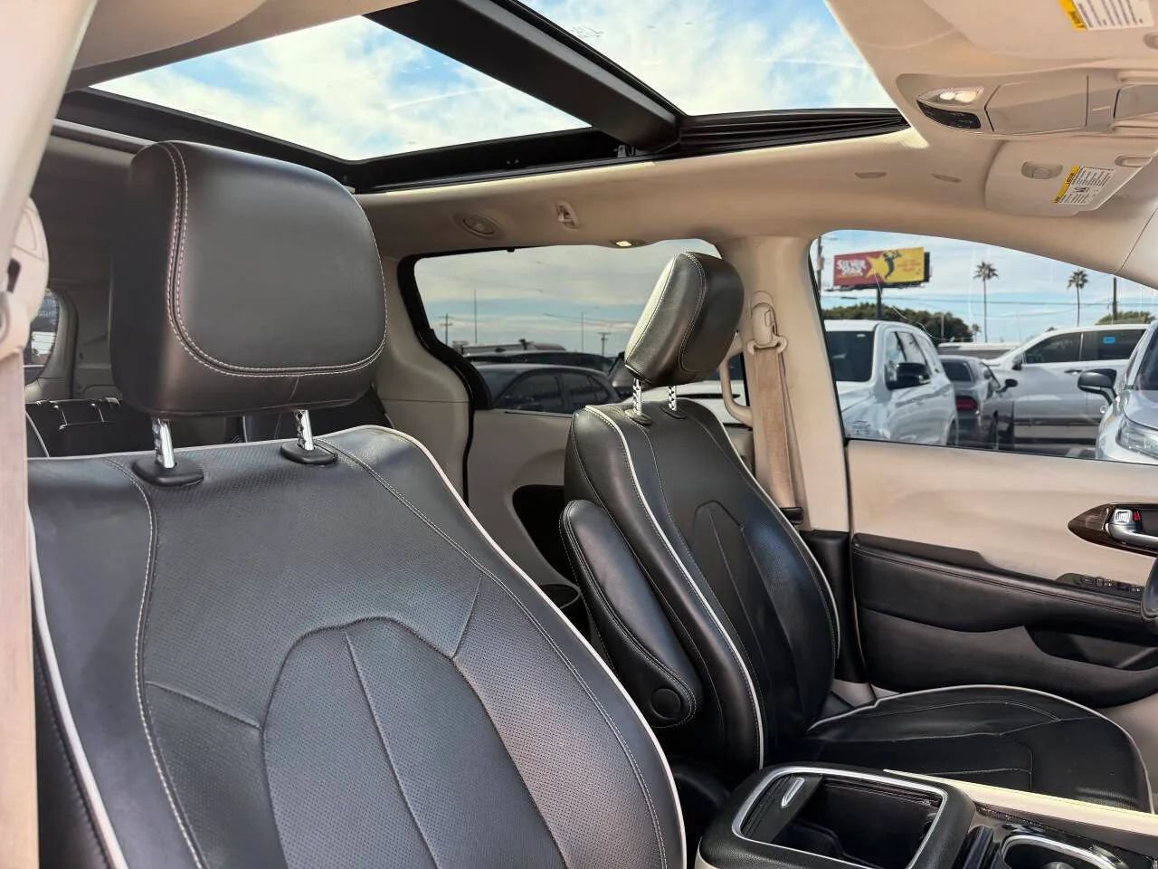 Used 2022 Chrysler Pacifica Limited FWD image 30