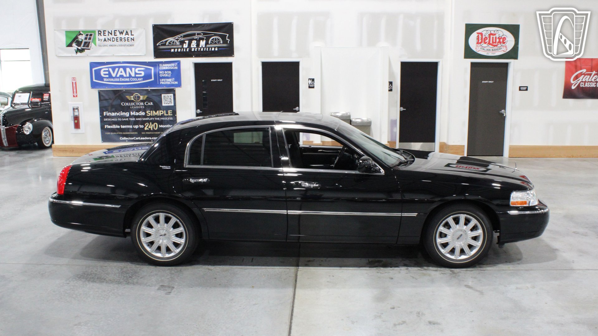 Used 2006 Lincoln Town Car Signature Limited RWD image 35