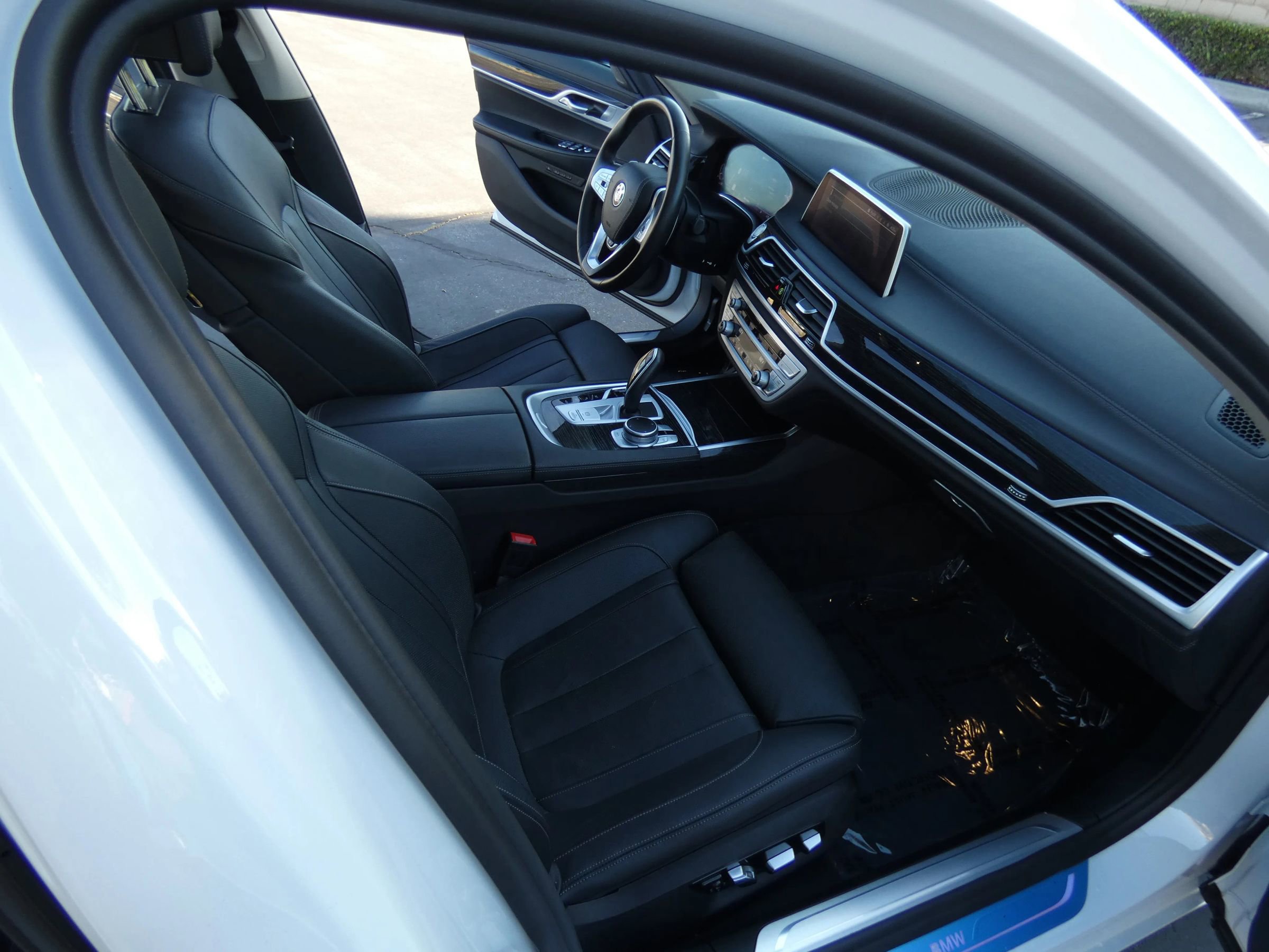 Used 2022 BMW 745e xDrive image 26