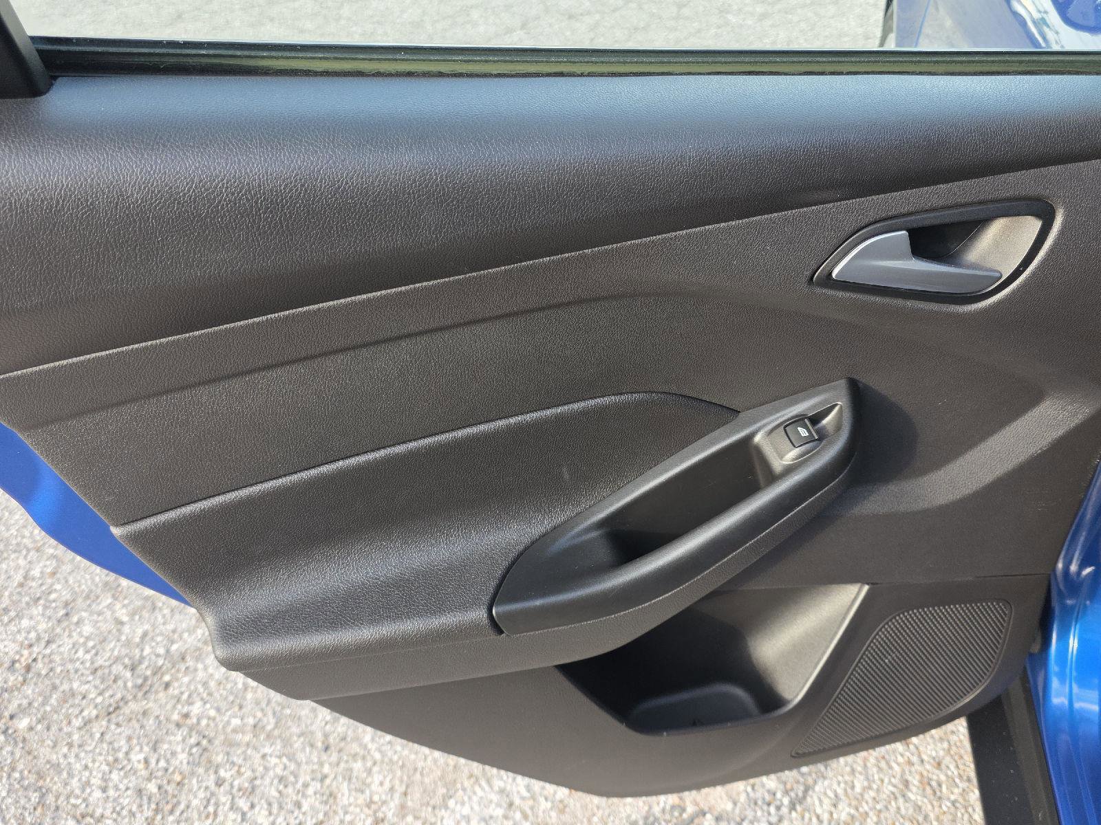Used 2018 Ford Focus SE w/ Cold Weather Package FWD image 27