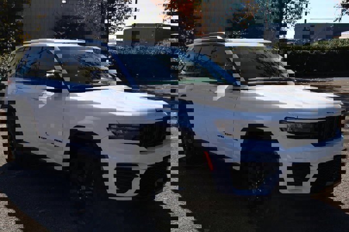 Used 2023 Jeep Grand Cherokee Altitude image 5