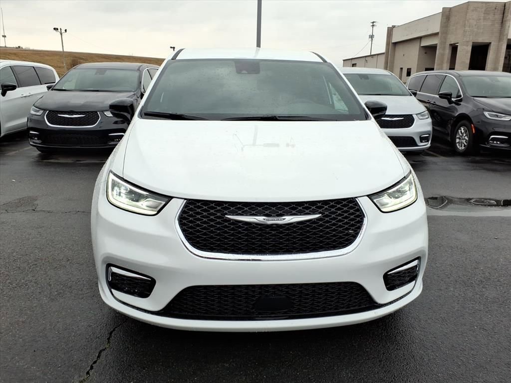 New 2026 Chrysler Pacifica Select image 2