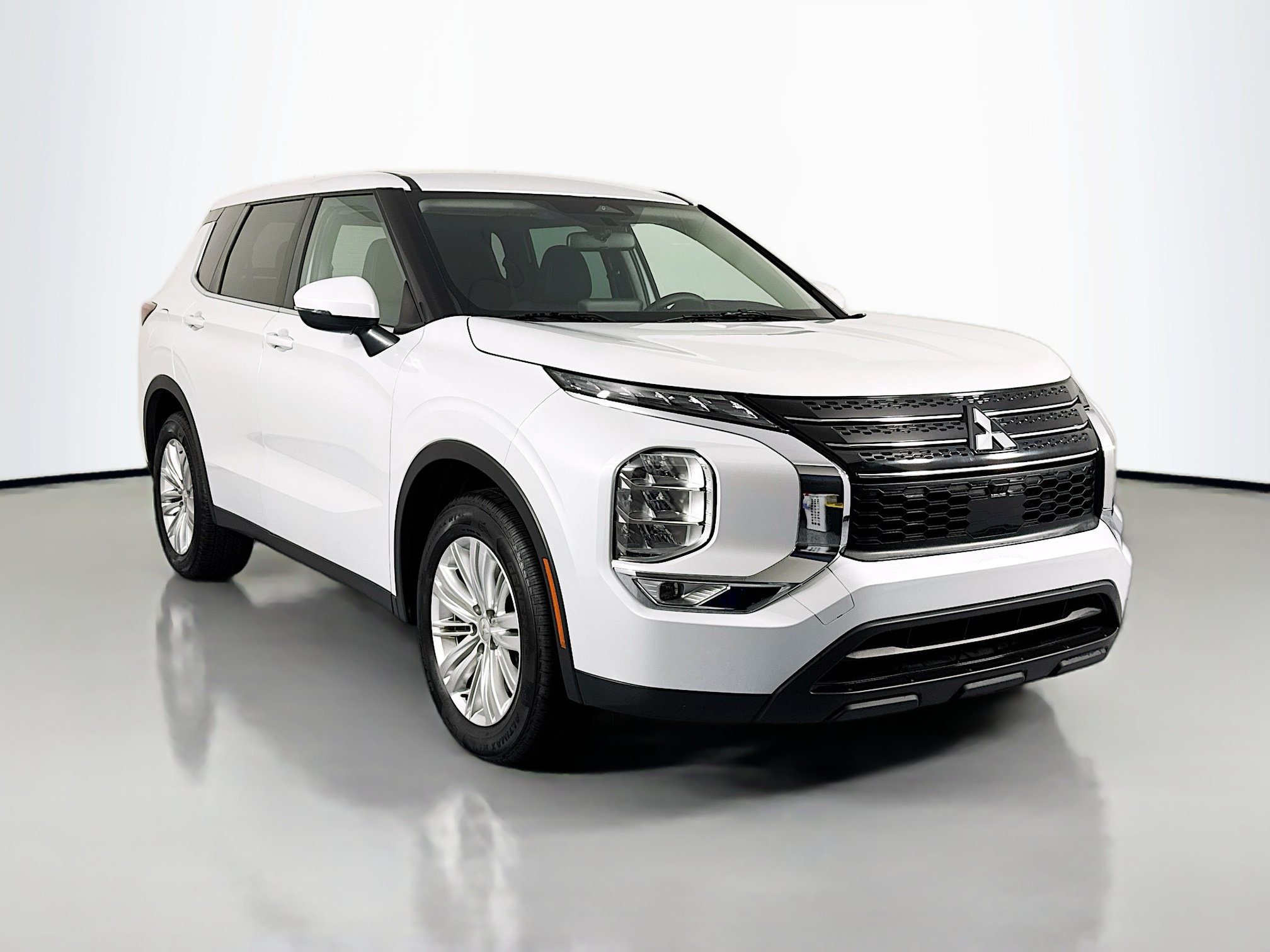 Used 2023 Mitsubishi Outlander ES FWD image 3