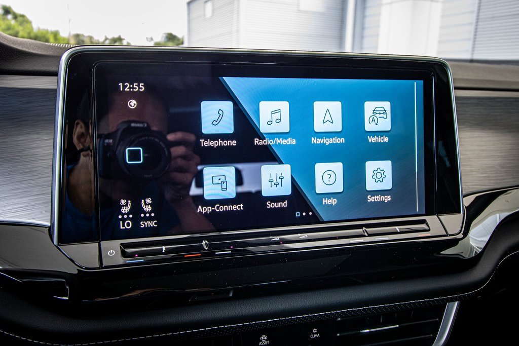 New 2026 Volkswagen Atlas Cross Sport SE image 4