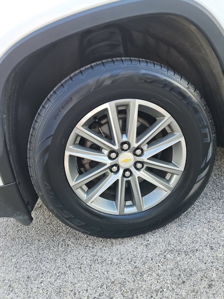 Used 2023 Chevrolet Traverse LT FWD image 9