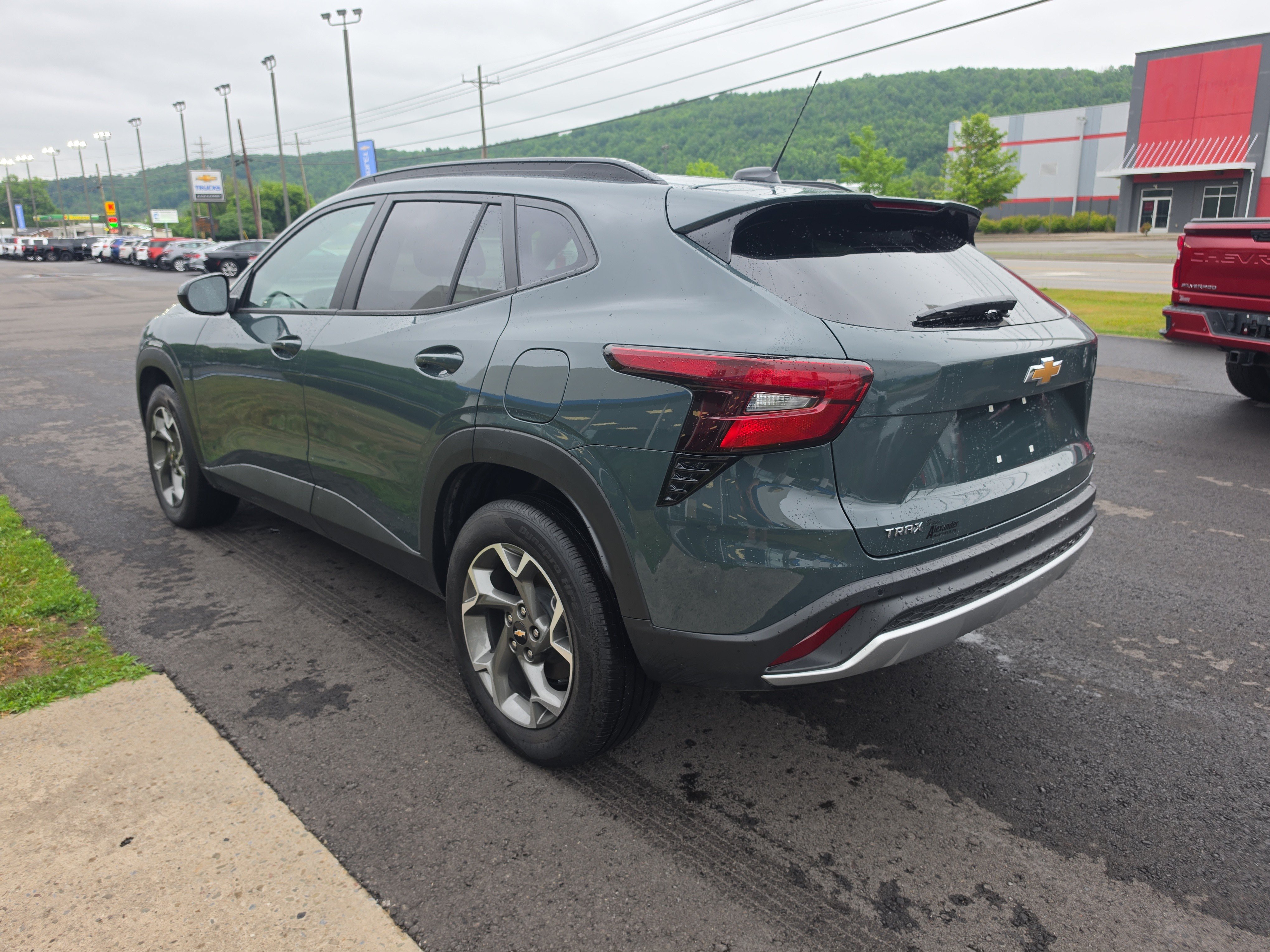 Used 2026 Chevrolet Trax LT w/ Sunroof Package FWD image 6