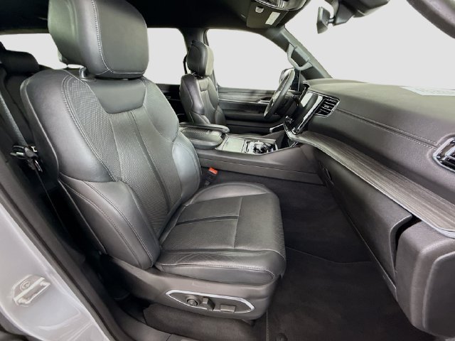 Used 2023 Jeep Wagoneer Series II AWD/4WD image 29