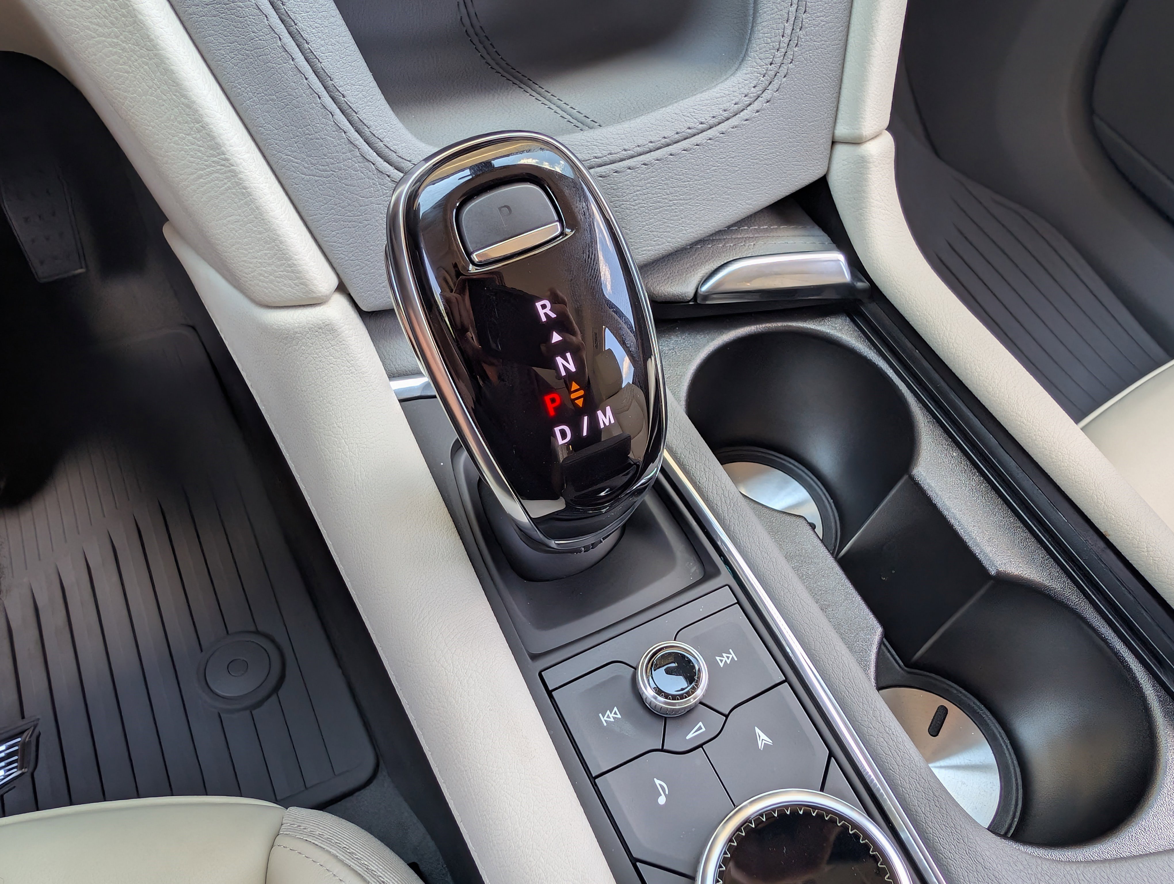 Used 2025 Cadillac XT6 Premium Luxury FWD image 31