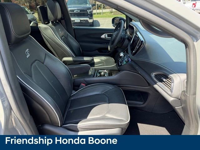 Used 2023 Chrysler Pacifica Limited w/ Uconnect Theater Family Group image 61