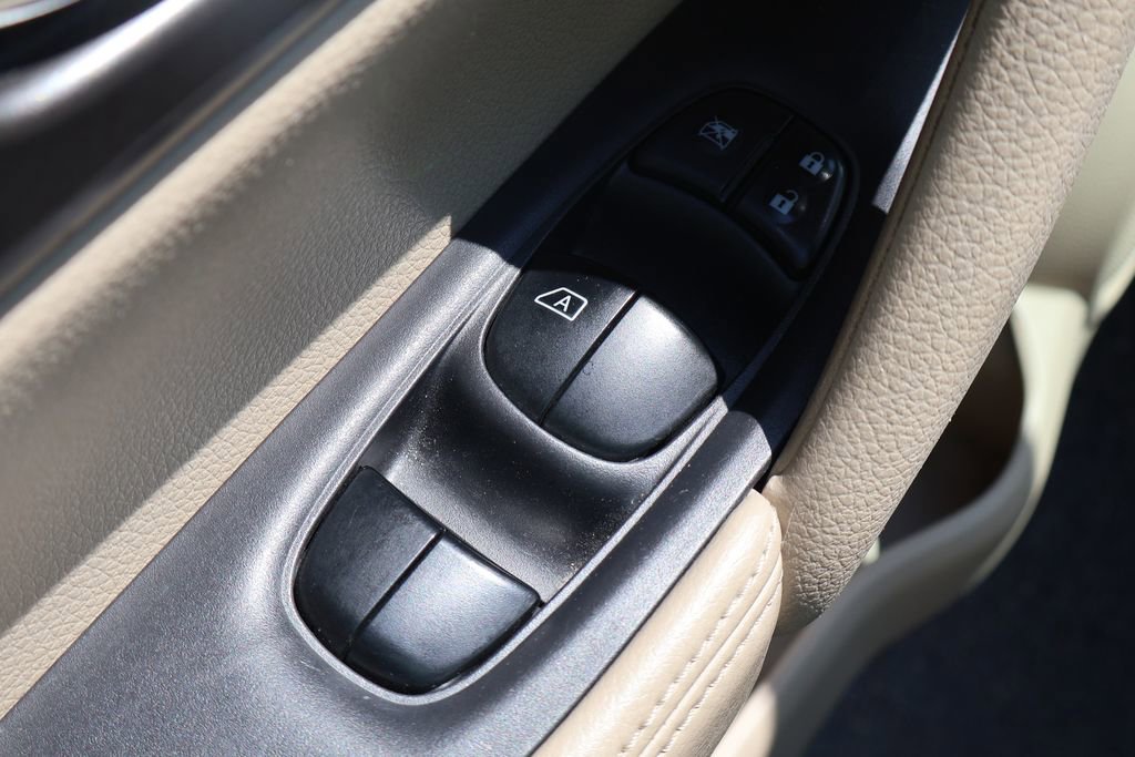 Used 2015 Nissan Rogue SV w/ SV Premium Package AWD/4WD image 16