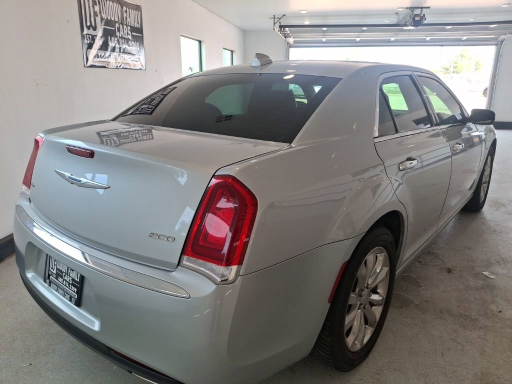Used 2020 Chrysler 300 Limited image 7