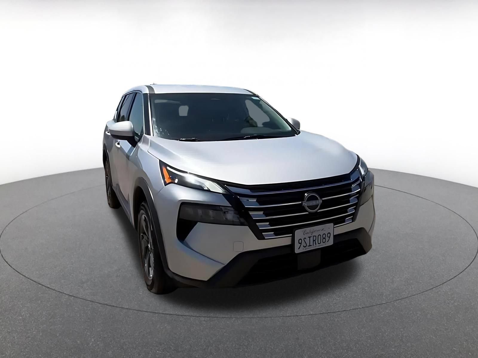 Used 2025 Nissan Rogue SV FWD image 3
