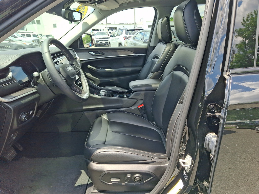 Used 2023 Jeep Grand Cherokee L Limited AWD/4WD image 27