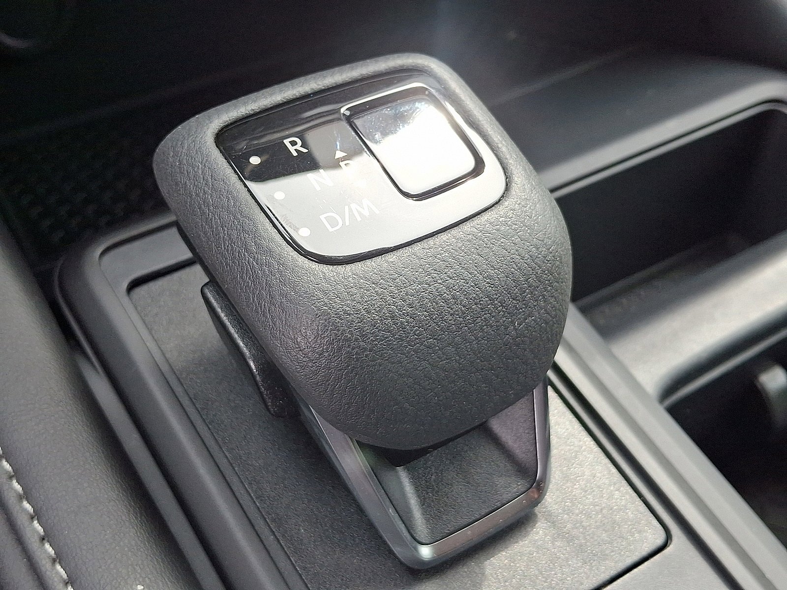 Used 2024 Nissan Pathfinder S image 15