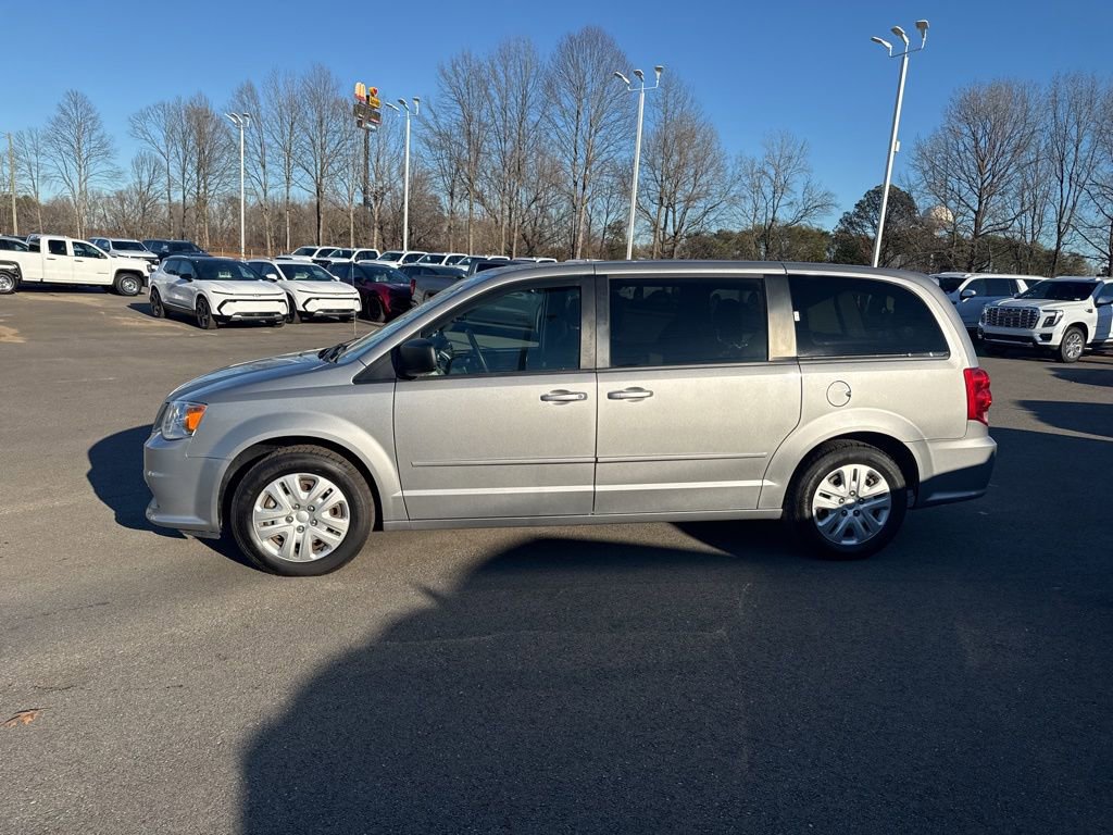 Used 2017 Dodge Grand Caravan SE image 2