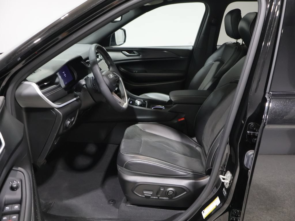 Used 2024 Jeep Grand Cherokee L Altitude AWD/4WD image 11