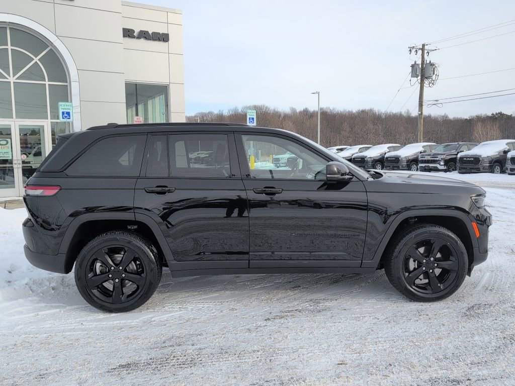 Used 2023 Jeep Grand Cherokee Altitude image 8