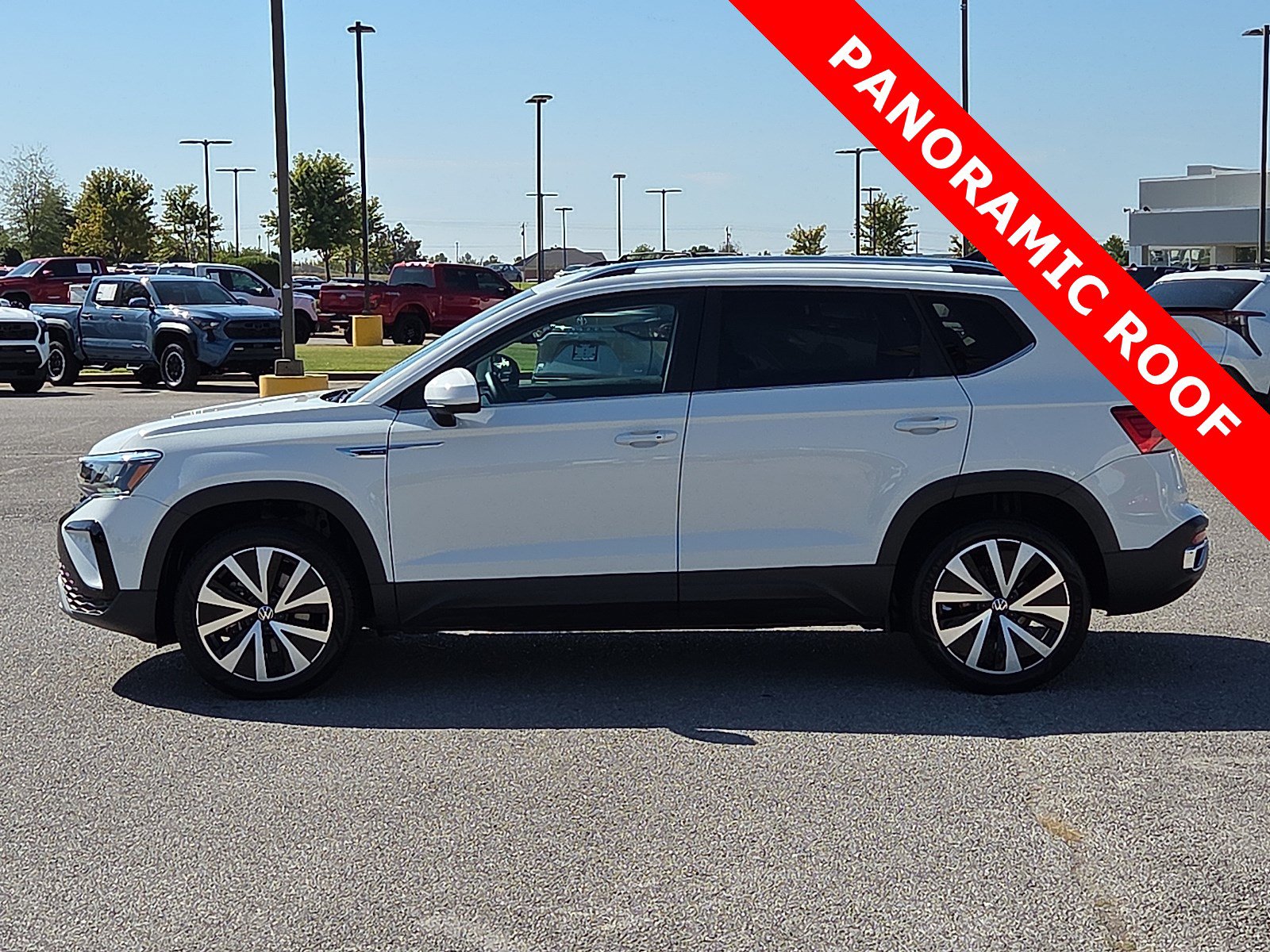 Used 2023 Volkswagen Taos SE w/ Panoramic Sunroof Package FWD image 3