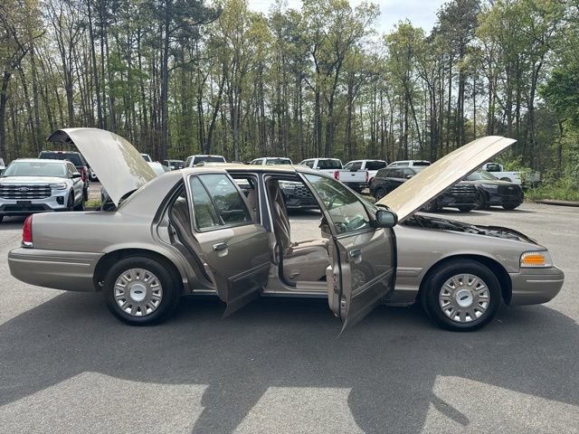 Used 2003 Ford Crown Victoria RWD image 24