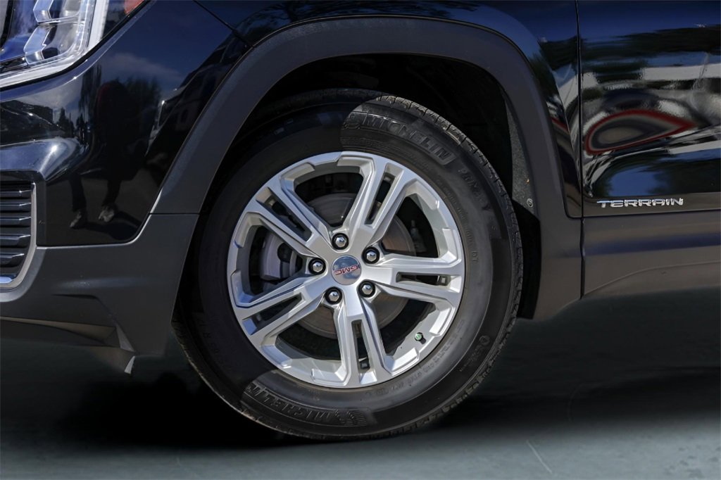Used 2023 GMC Terrain SLE w/ Driver Convenience Package image 4