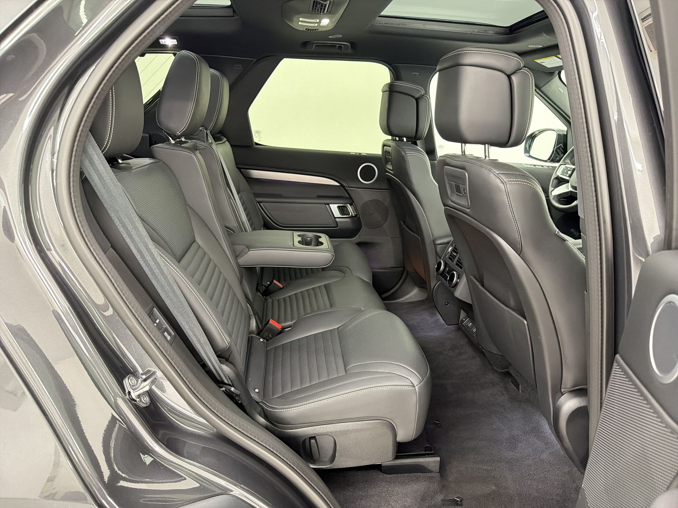 Certified 2025 Land Rover Discovery Dynamic SE AWD/4WD image 25