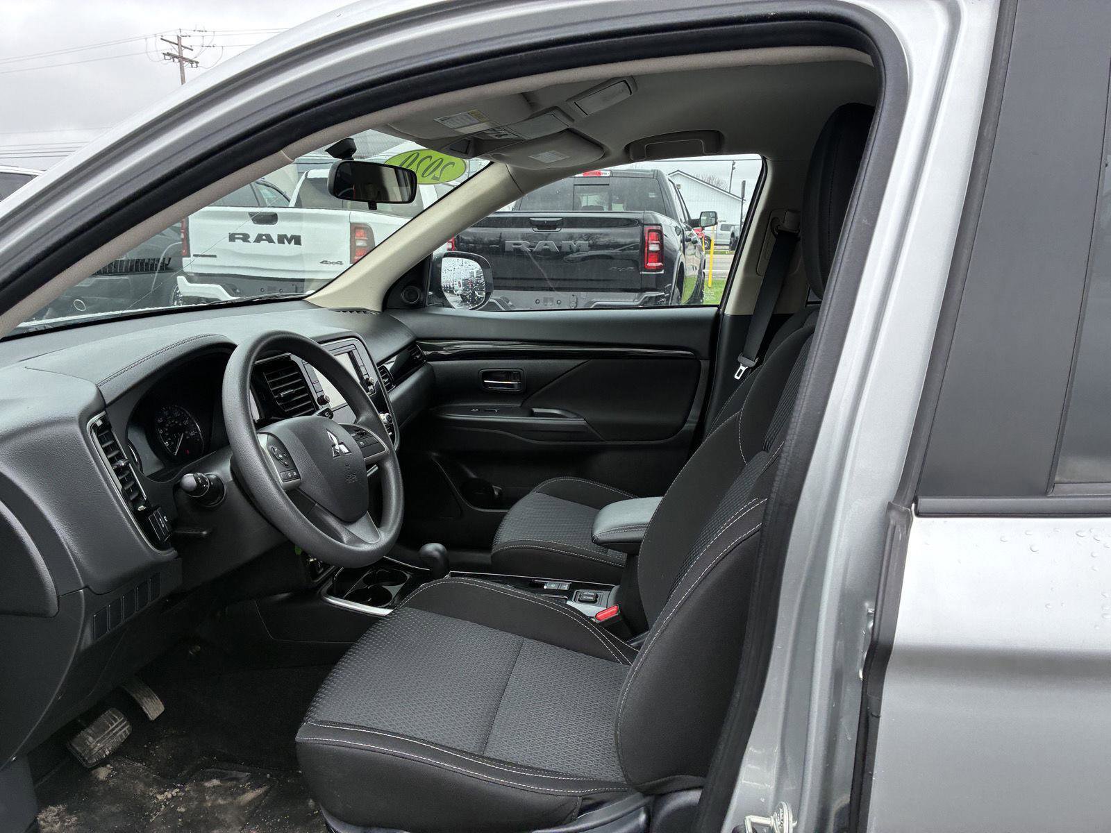 Used 2020 Mitsubishi Outlander SE image 12