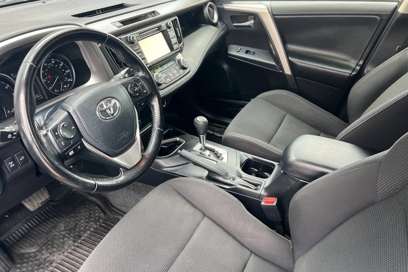 Used 2018 Toyota RAV4 XLE AWD/4WD image 7