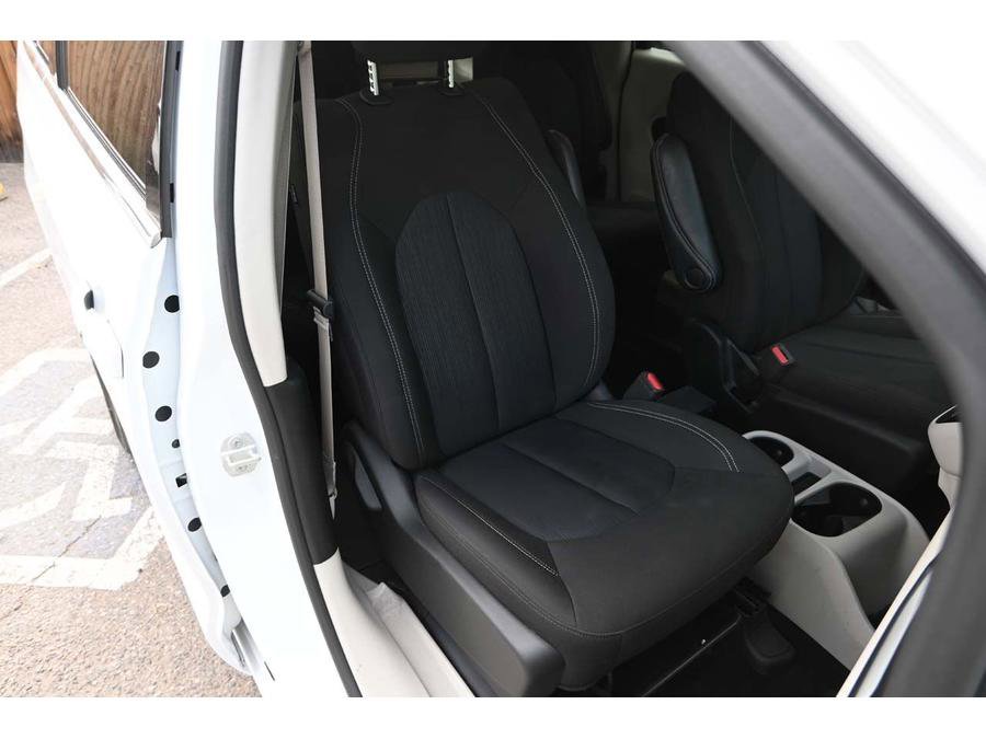 Used 2023 Chrysler Voyager LX image 16