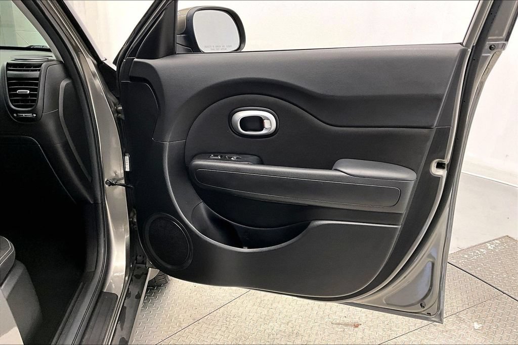 Used 2017 Kia Soul + FWD image 19