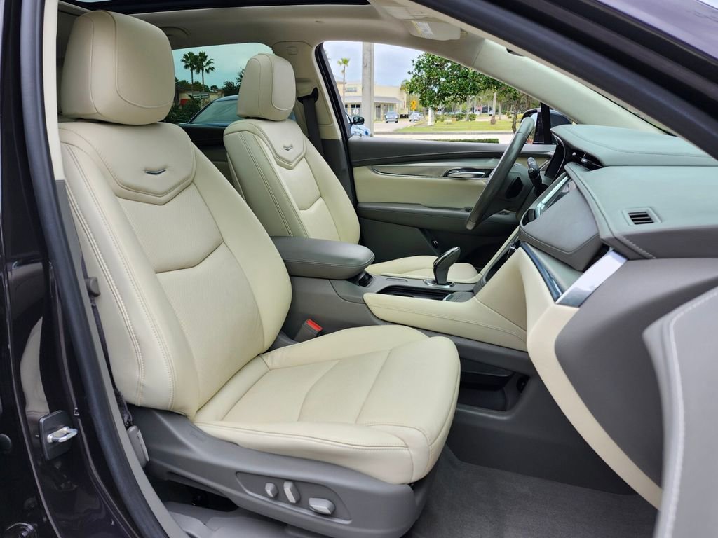 Used 2018 Cadillac XT5 Luxury w/ Driver Awareness Package image 18