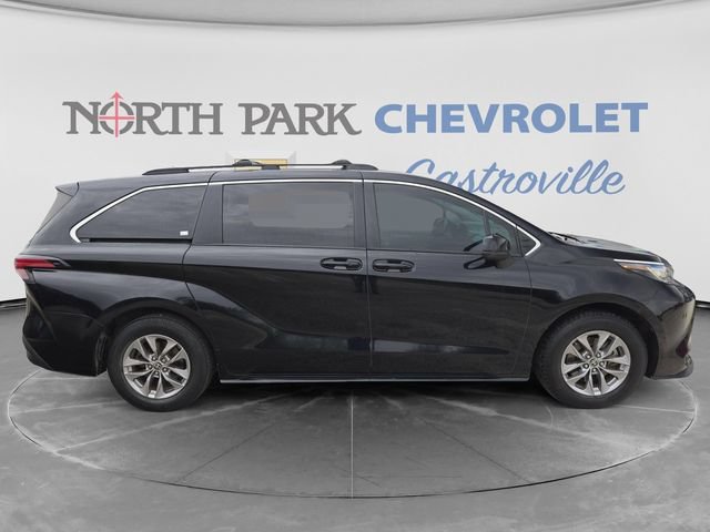 Used 2022 Toyota Sienna LE FWD image 2