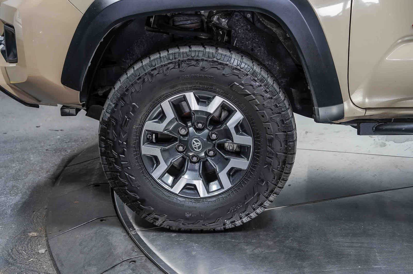 Used 2019 Toyota Tacoma TRD Off-Road w/ Technology Package AWD/4WD image 9