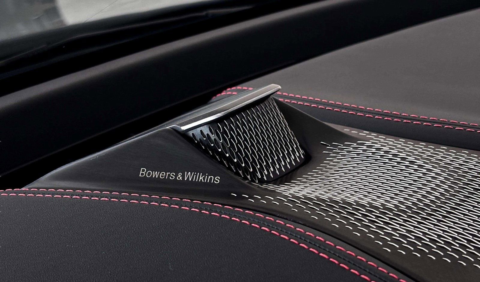 Used 2025 Aston Martin DBX 707 image 31