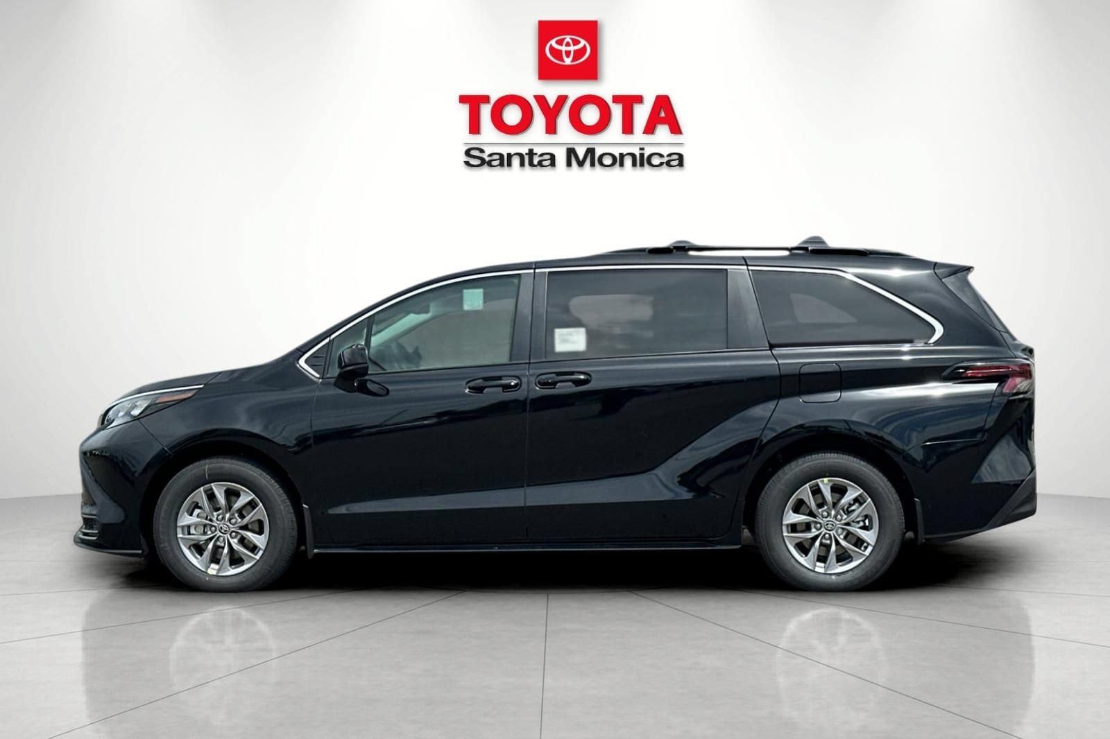 New 2026 Toyota Sienna LE FWD image 8