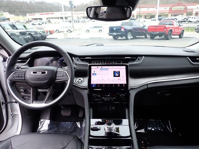 Used 2023 Jeep Grand Cherokee Limited image 16