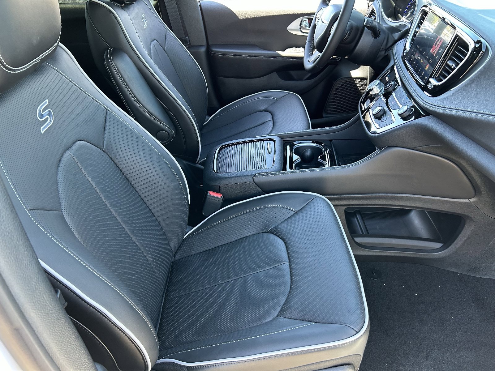 New 2026 Chrysler Pacifica Limited w/ S Appearance Package FWD image 9