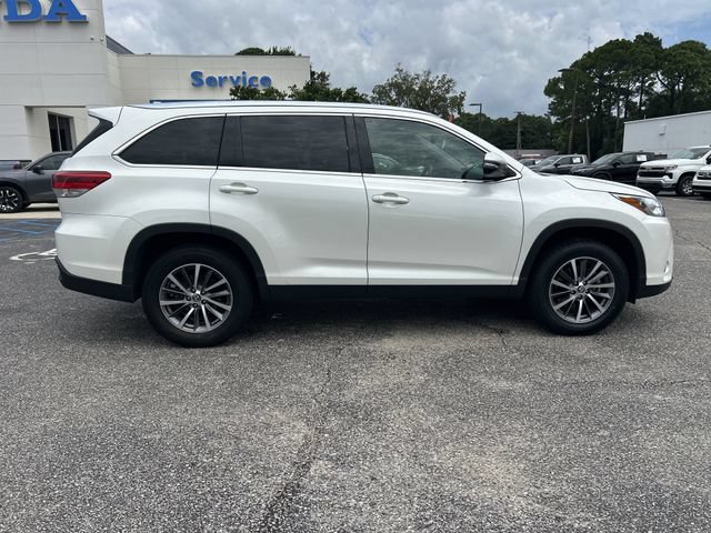 Used 2019 Toyota Highlander XLE FWD image 3