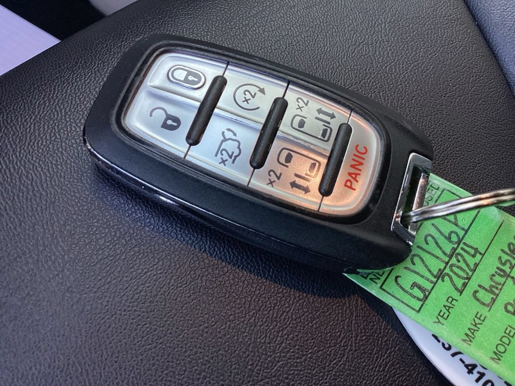 Used 2024 Chrysler Pacifica Touring-L FWD image 30