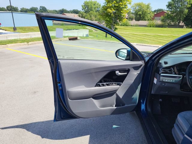 Certified 2022 Kia Niro LXS w/ Digital Cluster Package FWD image 12