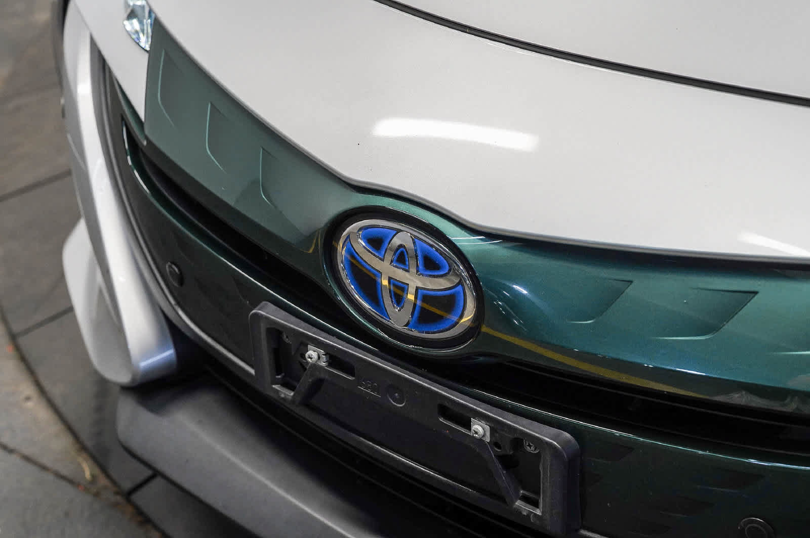 Used 2018 Toyota Prius Prime Premium w/ Carpet Mat Package FWD image 8