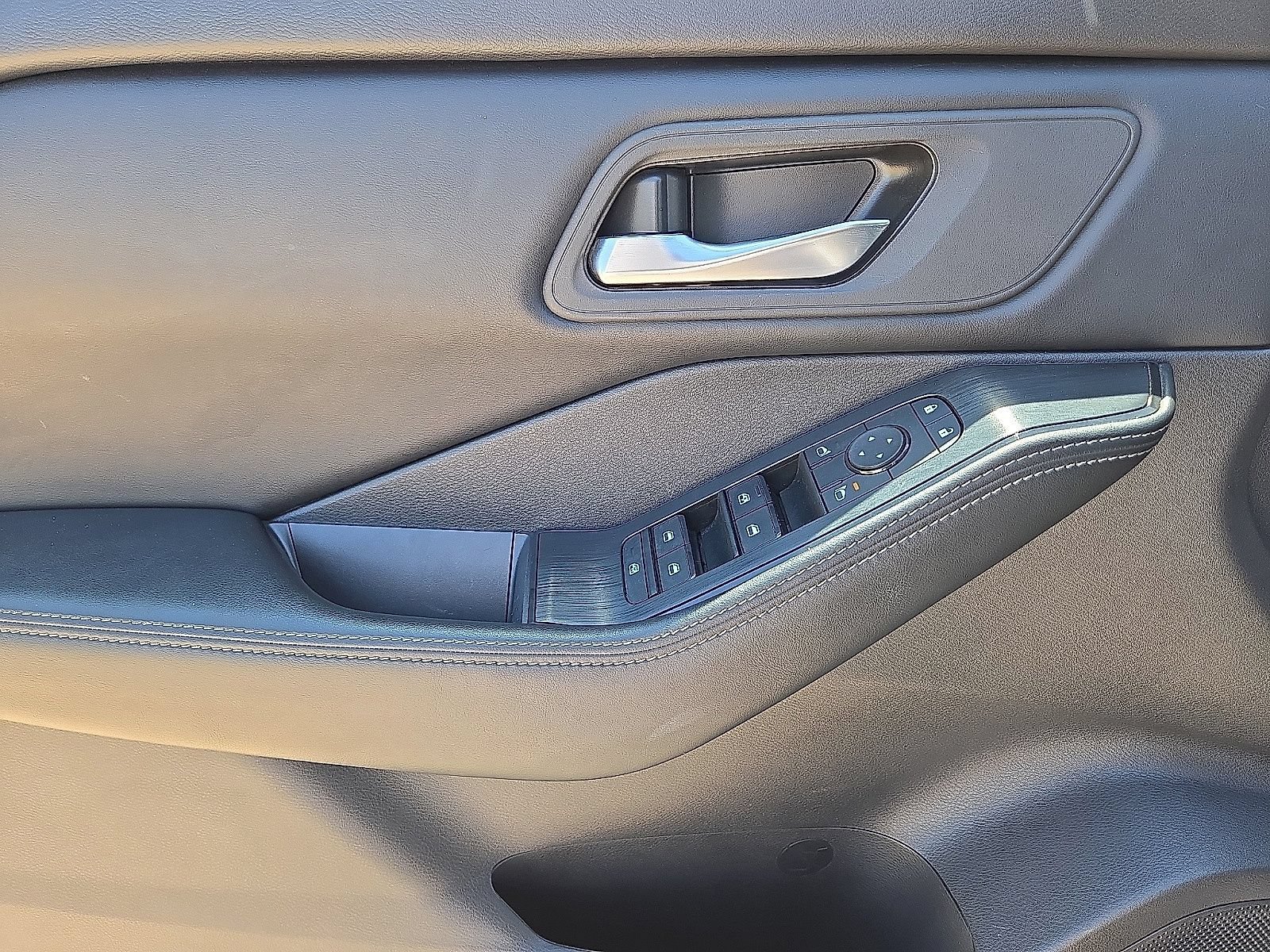 Used 2025 Nissan Rogue SV AWD/4WD image 21