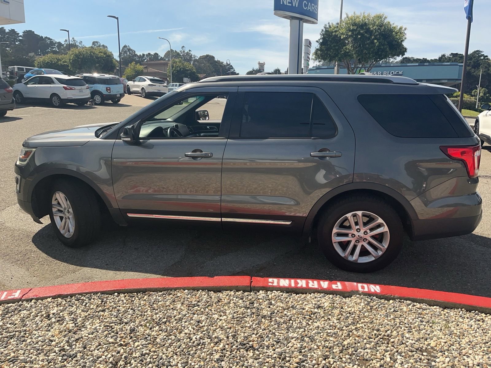 Used 2017 Ford Explorer XLT w/ Equipment Group 201A image 6