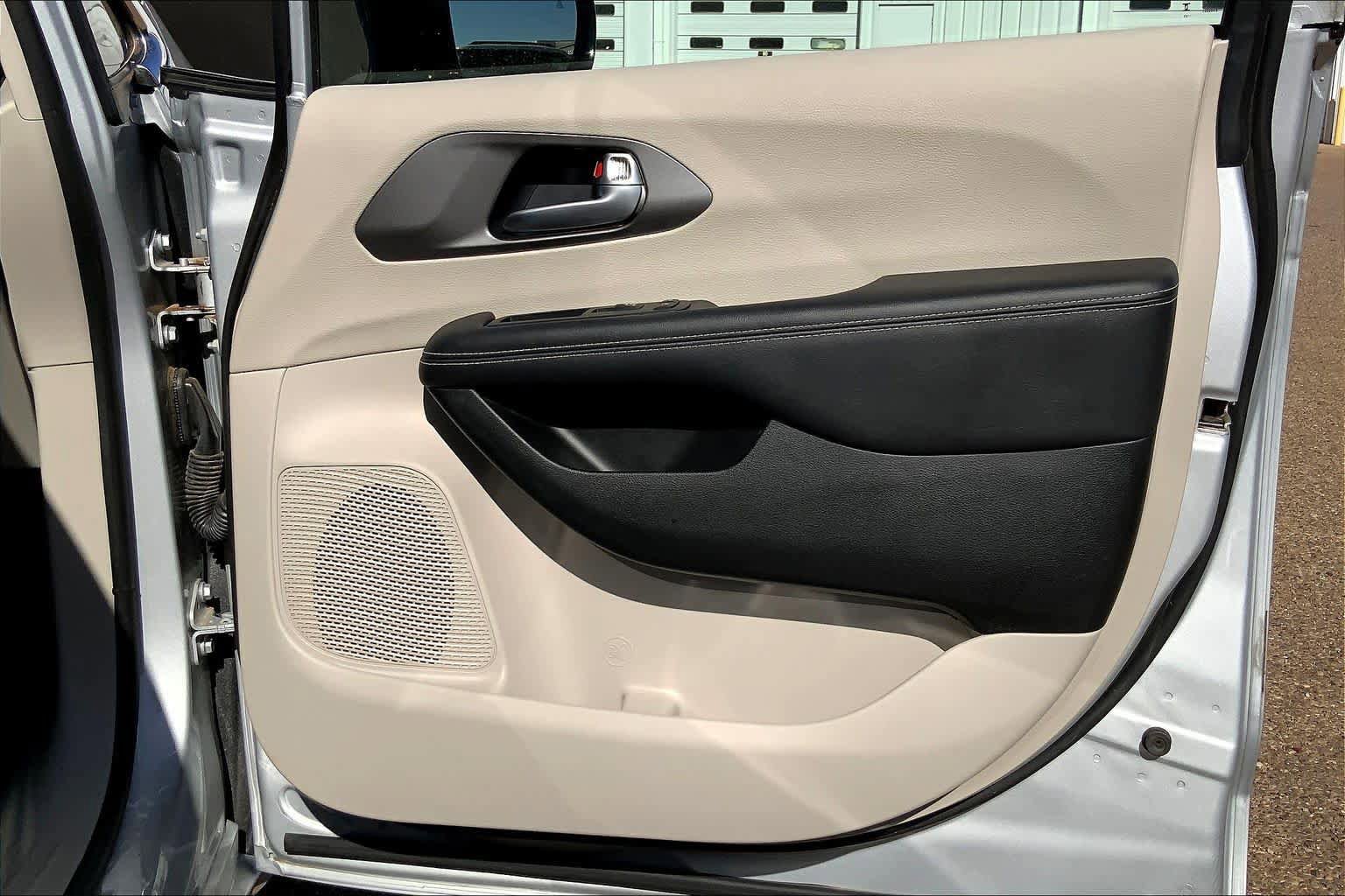 Used 2024 Chrysler Pacifica Touring-L FWD image 23