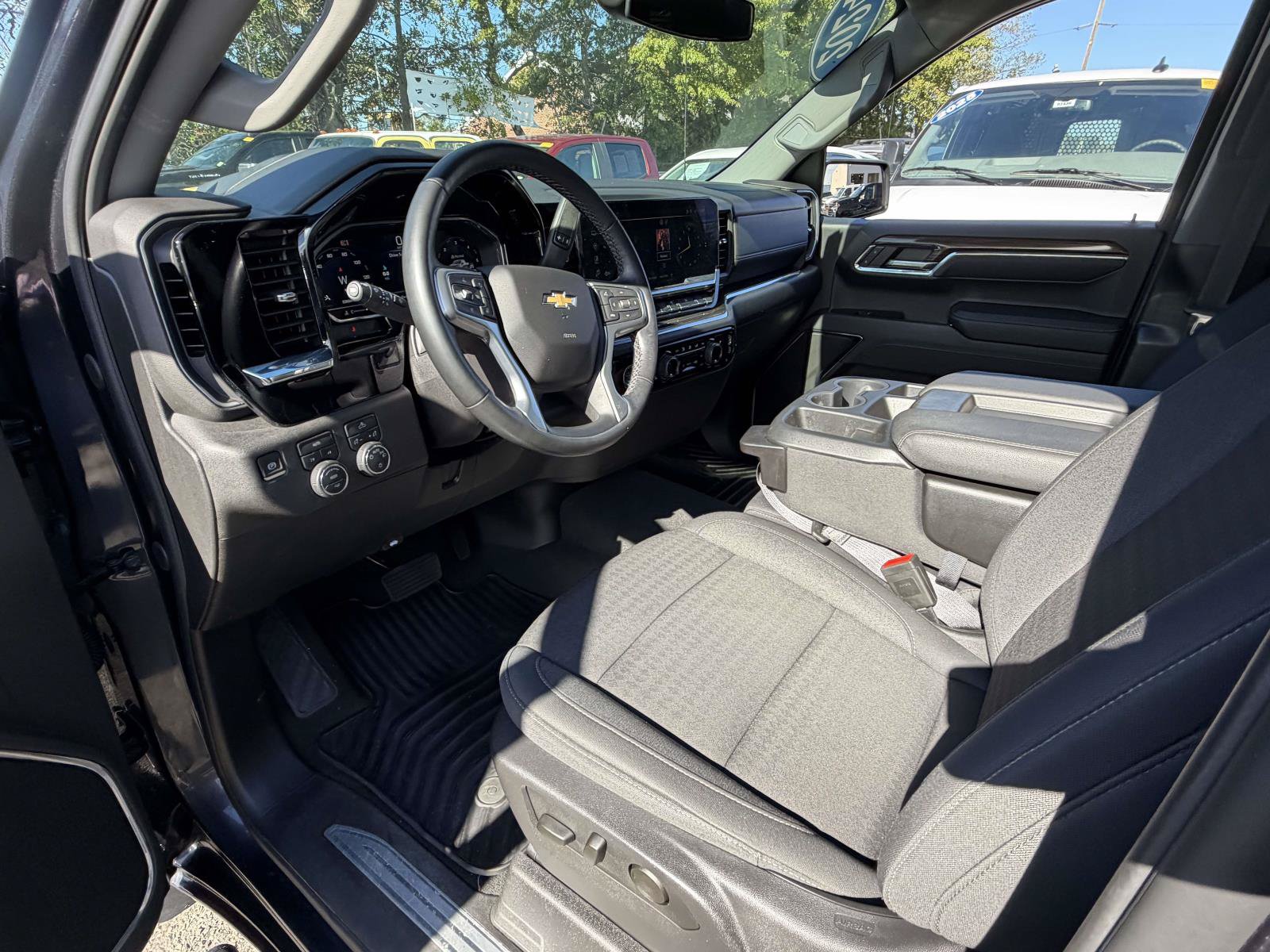 Used 2024 Chevrolet Silverado 1500 LT AWD/4WD image 10