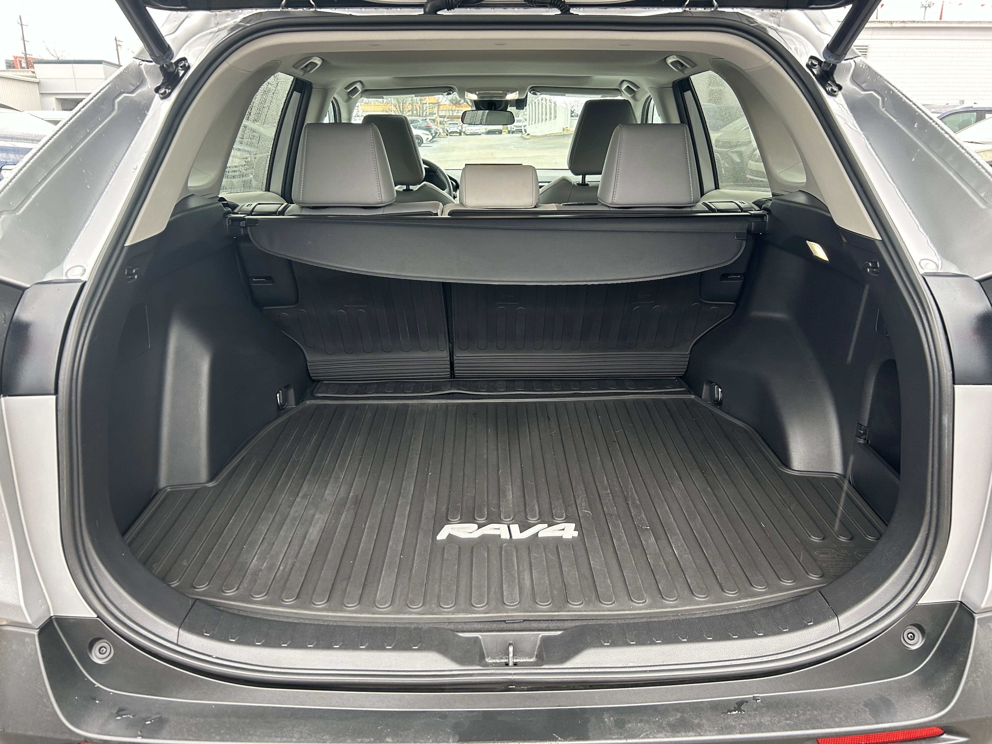 Used 2022 Toyota RAV4 XLE Premium image 27