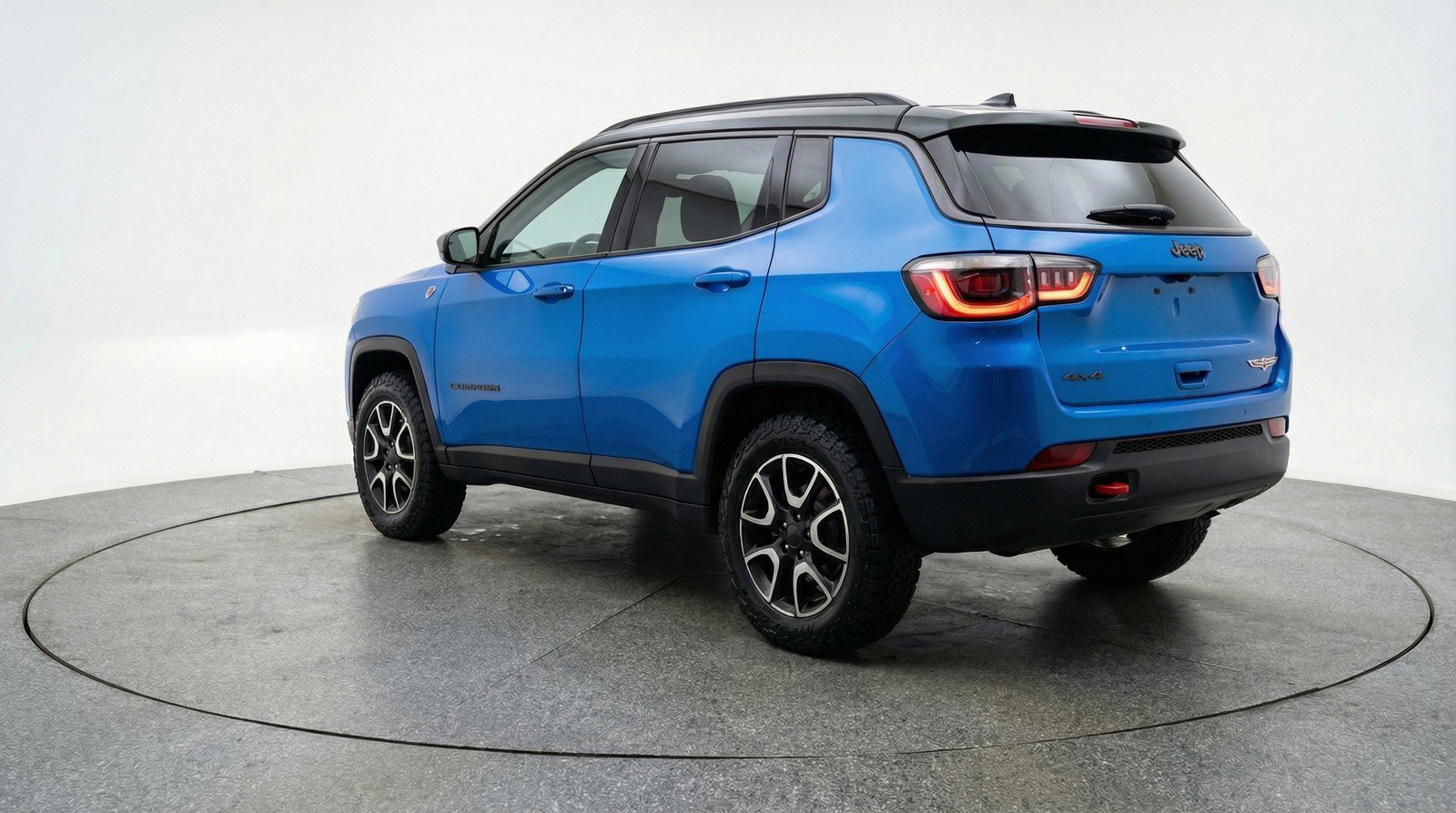 Used 2025 Jeep Compass Trailhawk image 6
