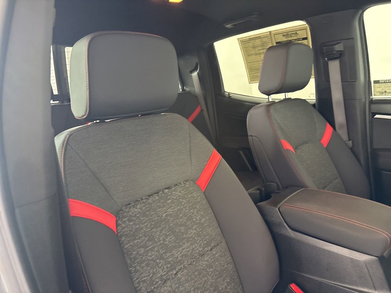 Used 2025 Chevrolet Colorado Z71 w/ Midnight Edition image 23