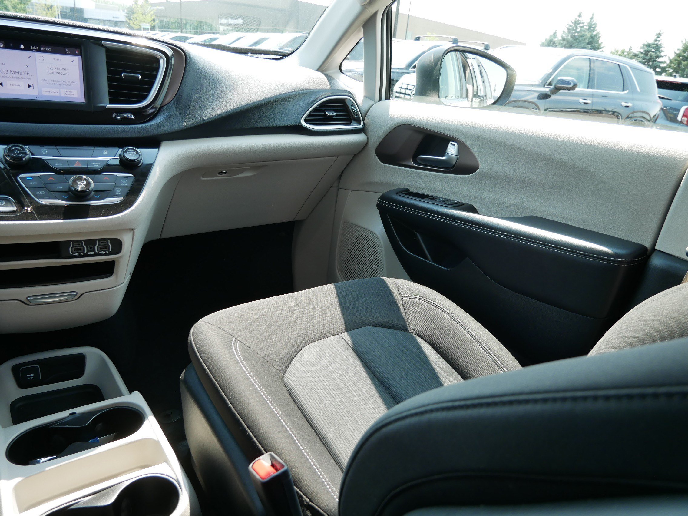 Used 2023 Chrysler Voyager LX FWD image 11