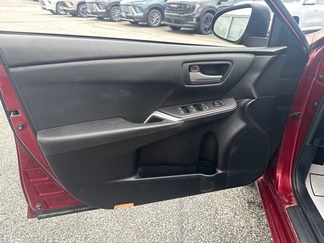 Used 2017 Toyota Camry SE w/ Moonroof Package FWD image 15